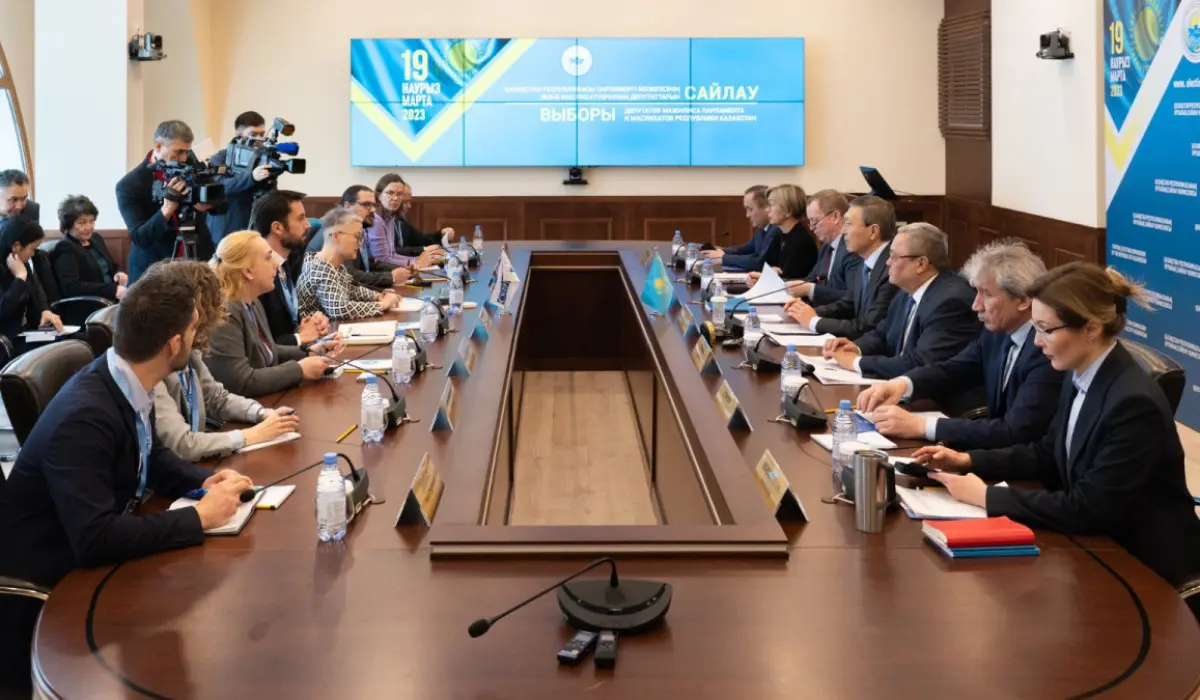 Председатель ЦИК Нурлан Абдиров встретился с международными наблюдателями
