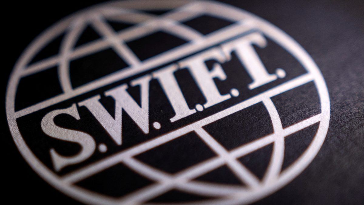 Российские банки объяснили, почему не собираются отказываться от SWIFT