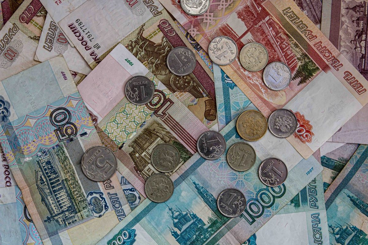 Российский рубль укрепляется против доллара и юаня на фоне роста цен на нефть
