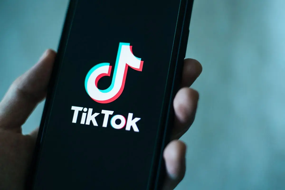 TikTok будет удалять фейки о выборах в Казахстане и блокировать их авторов