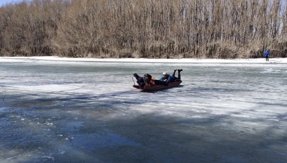 В Павлодаре пожарный спас рыбака провалившегося под лед Иртыша