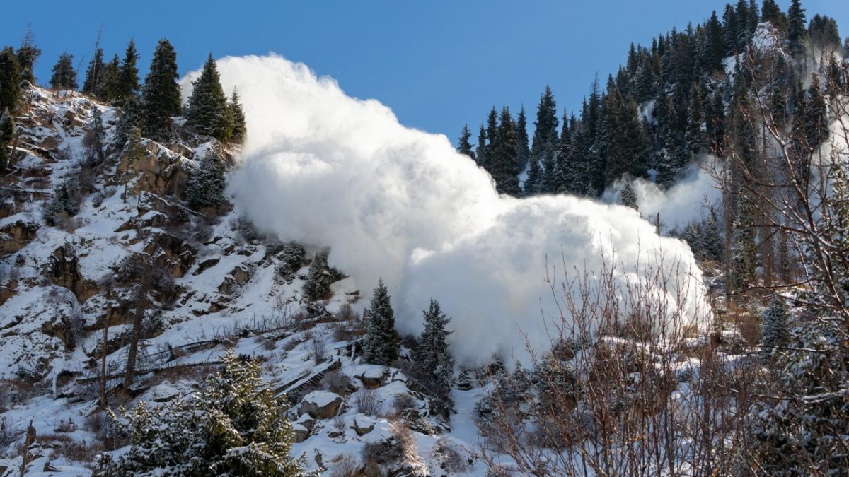 В ВКО произвели профилактические спуски снежных лавин