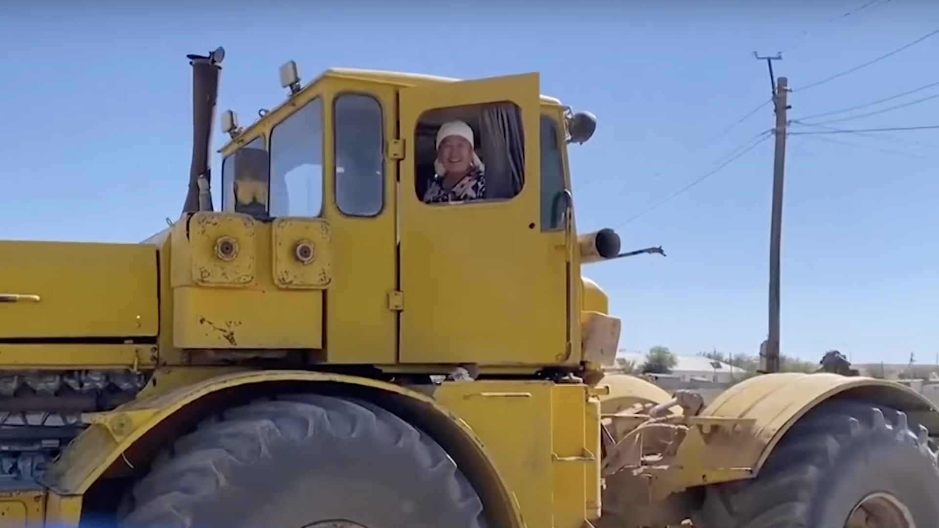 Бабушка-трактористка из Арыси: как 60-летняя женщина укрощает многотонную машину