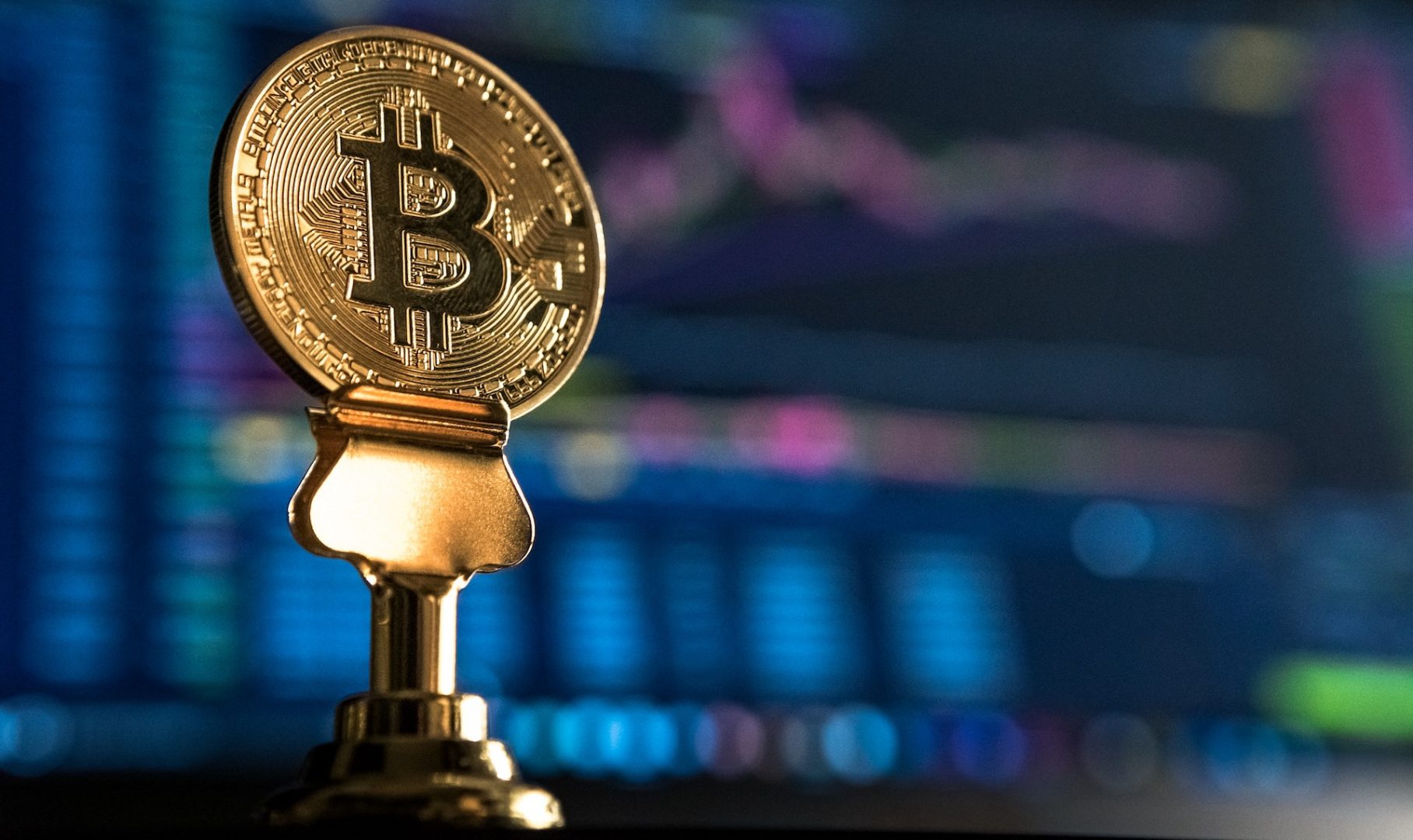 Биткоин вырос почти на 7% до 30,2 тысячи долларов