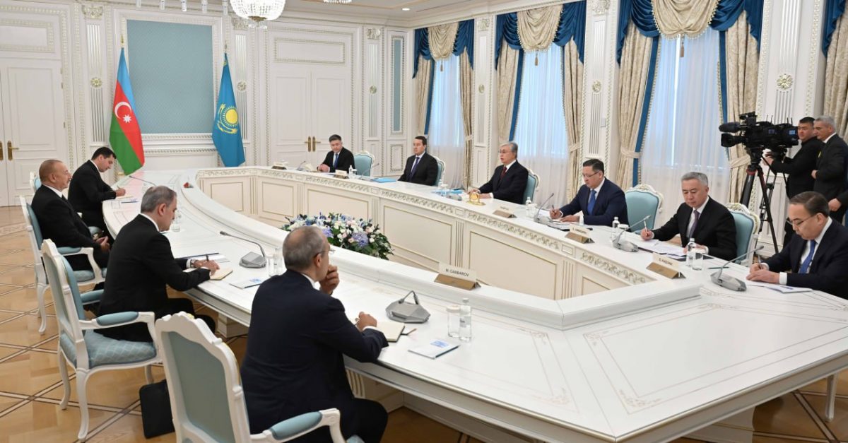 Президенты Казахстана и Азербайджана встретились и переговорили в закрытом кругу