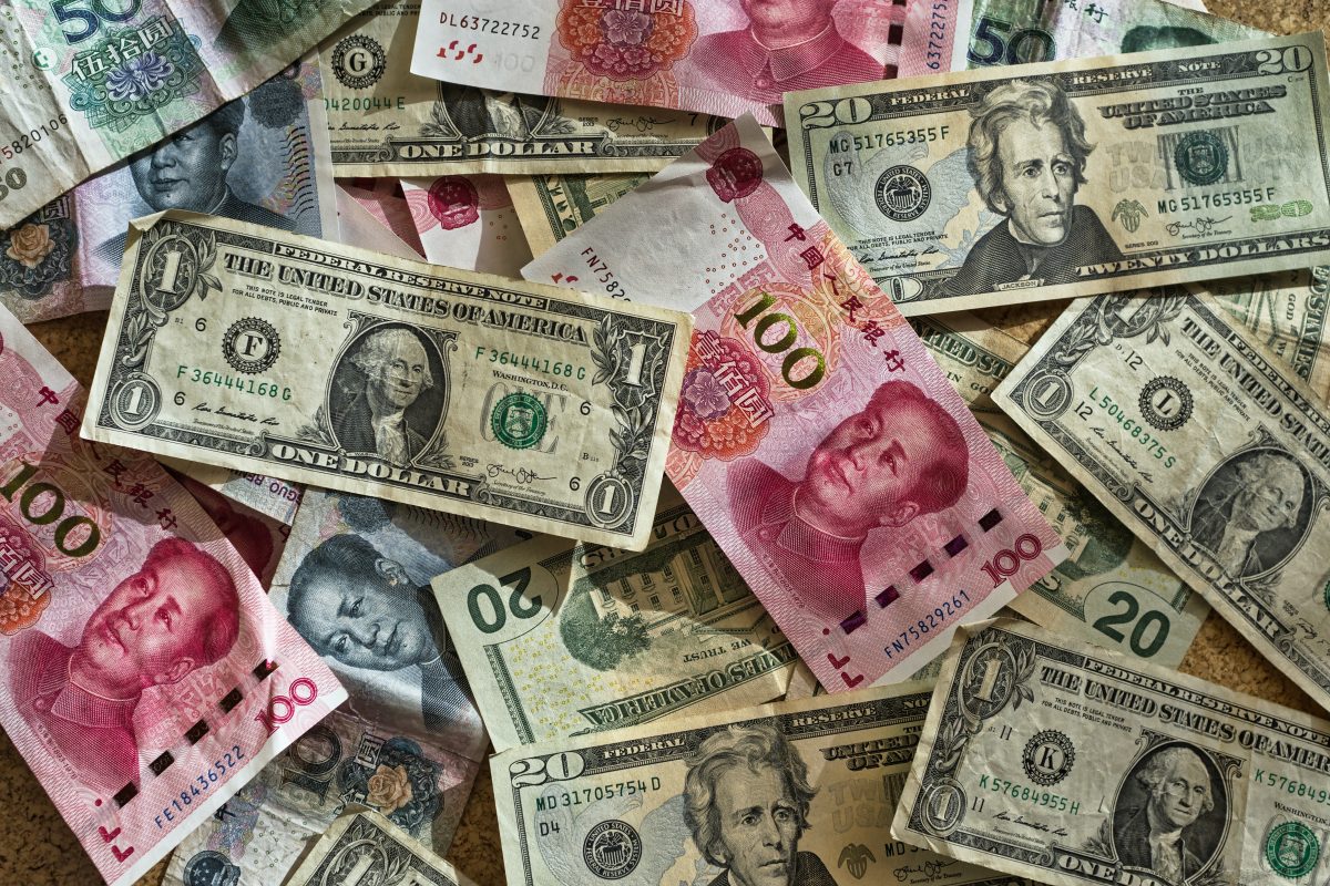 Курс юаня снижается на фоне слабых данных по производству в Китае и возможного ужесточения политики ФРС