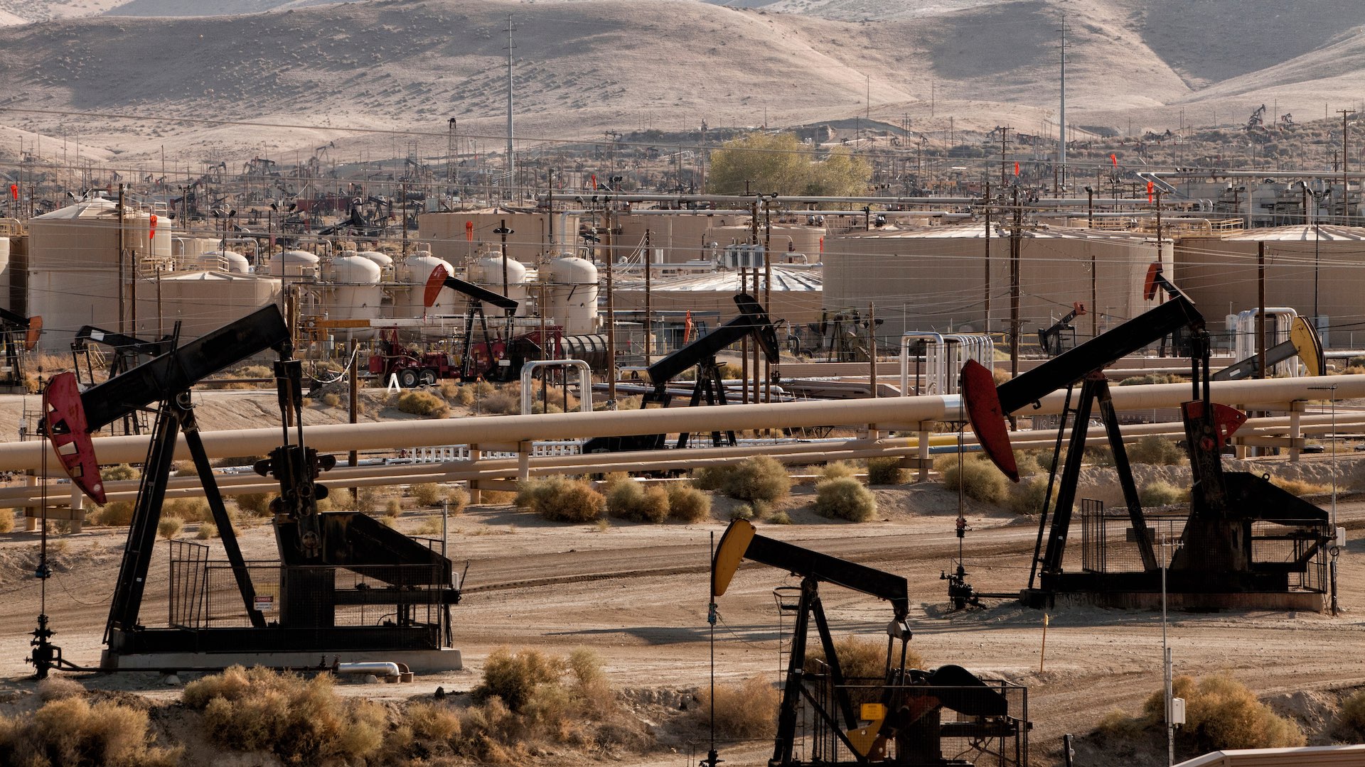 Мировые цены на нефть колеблются из-за неопределенности вокруг спроса