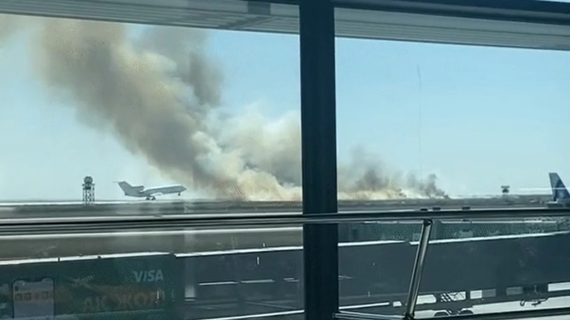 На территории аэропорта Астаны начался пожар