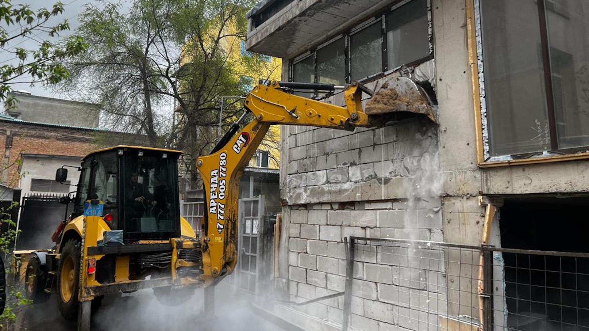 Пристройку к жилому дому сносят в Алматы по решению суда