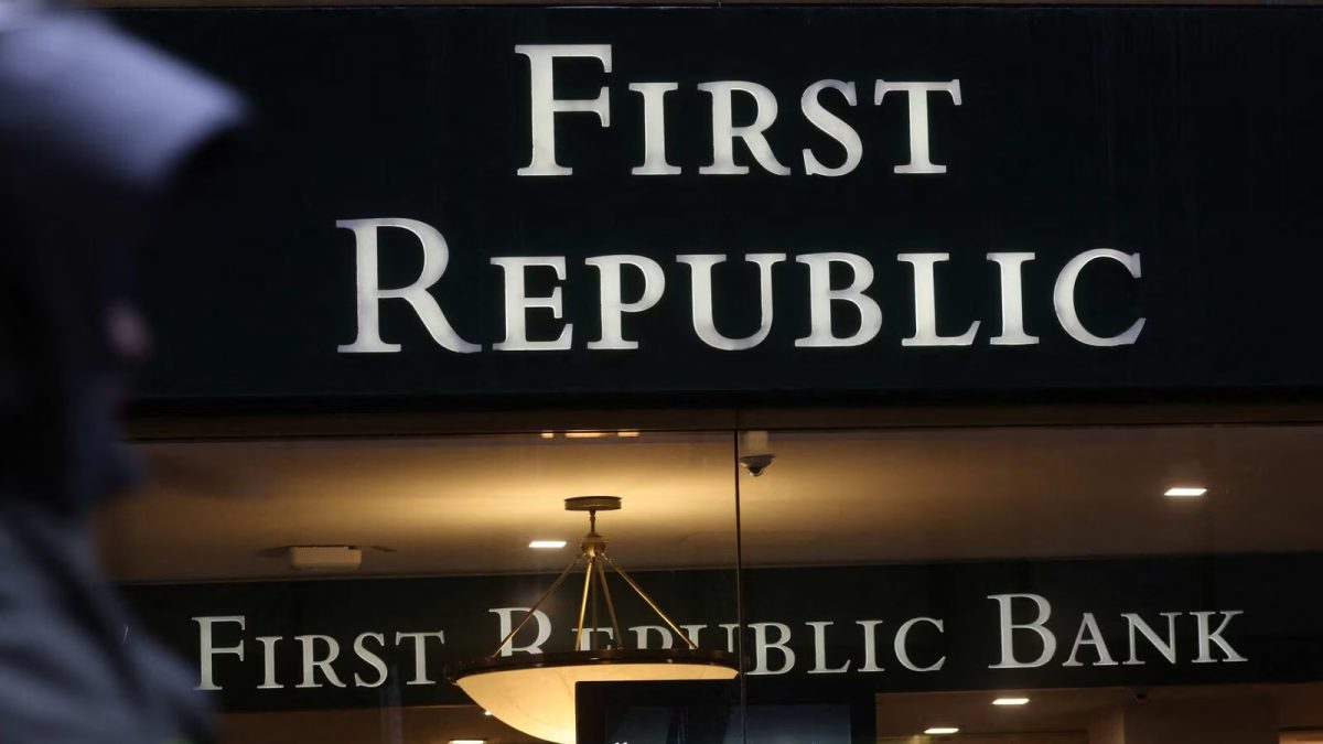 Регулятор штата Массачусетс проверяет продажу акций инсайдерами First Republic