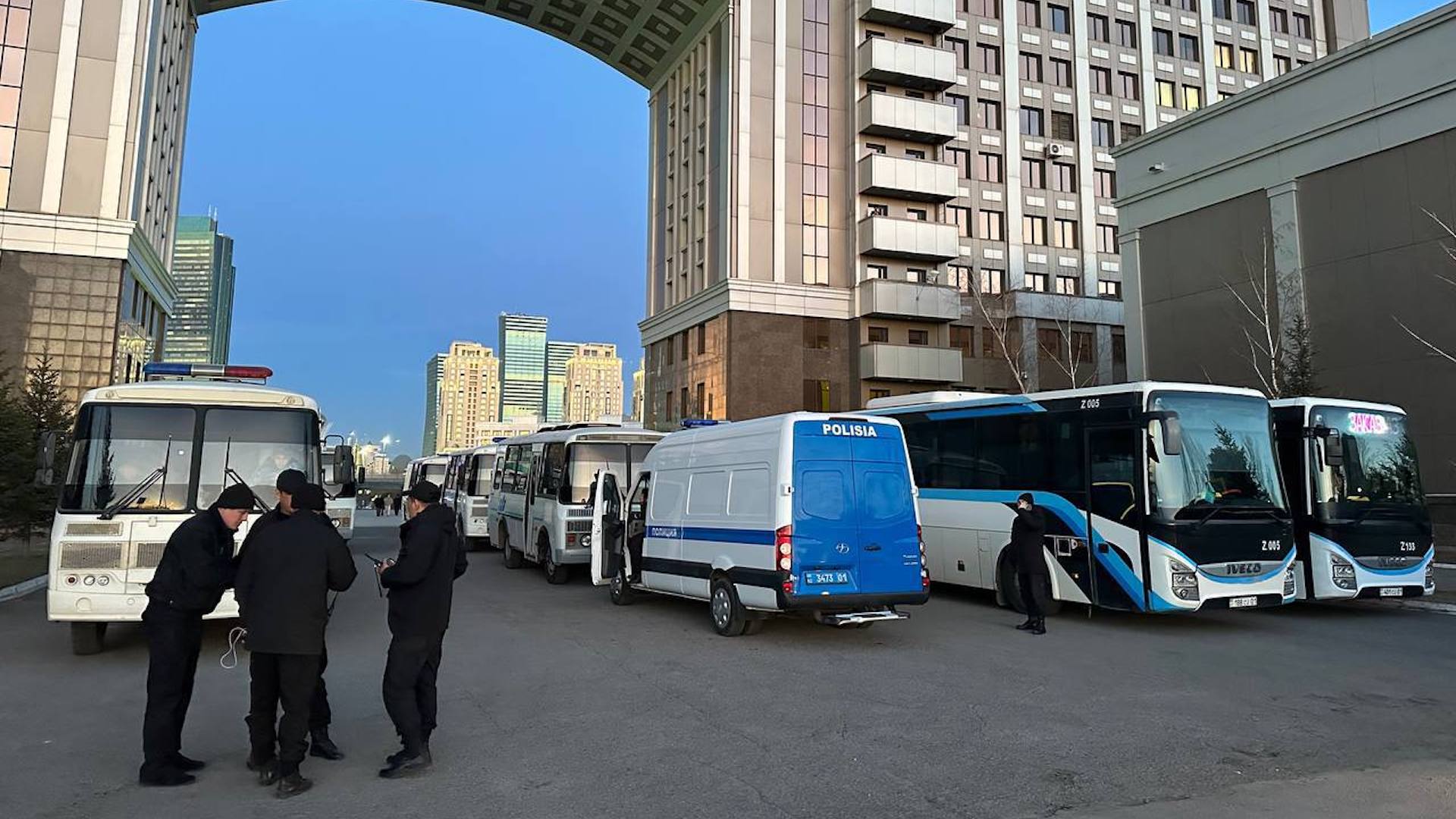 У здания «КазМунайГаза» в Астане зафиксировано скопление полиции