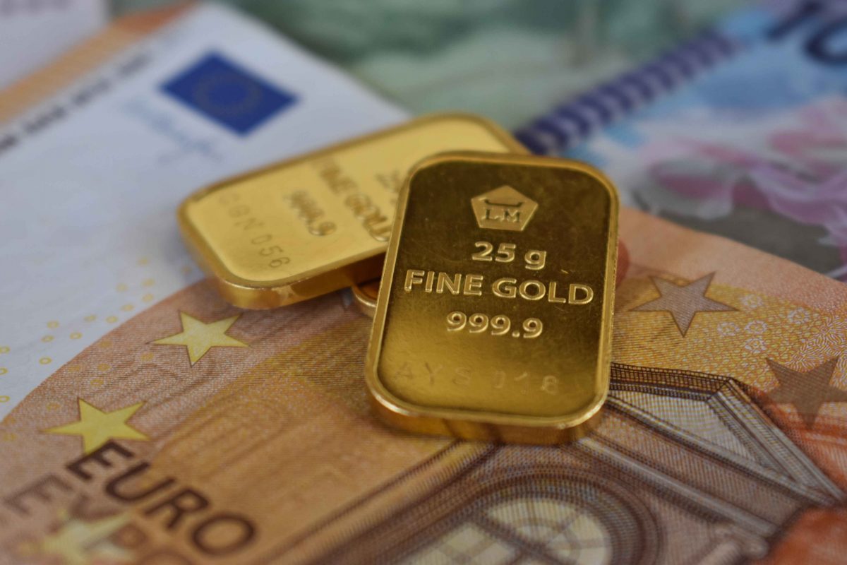Золото падает на фоне роста инфляционных опасений