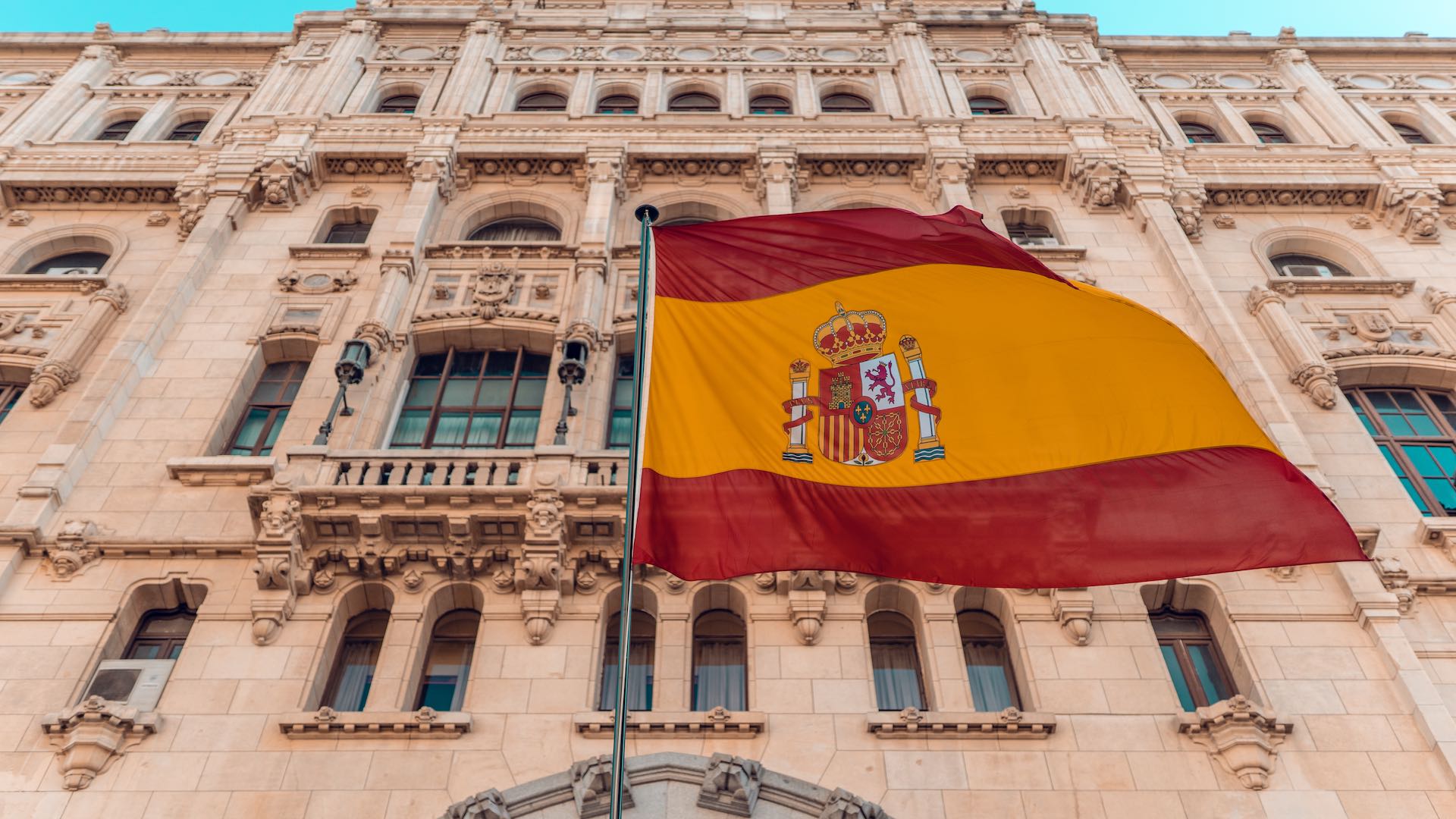 Дефицит внешней торговли Испании сократился на 57% в первом квартале 2023