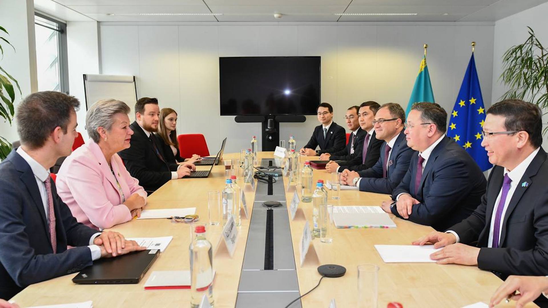Казахстан и Евросоюз начали консультации об облегчении визового режима для граждан РК