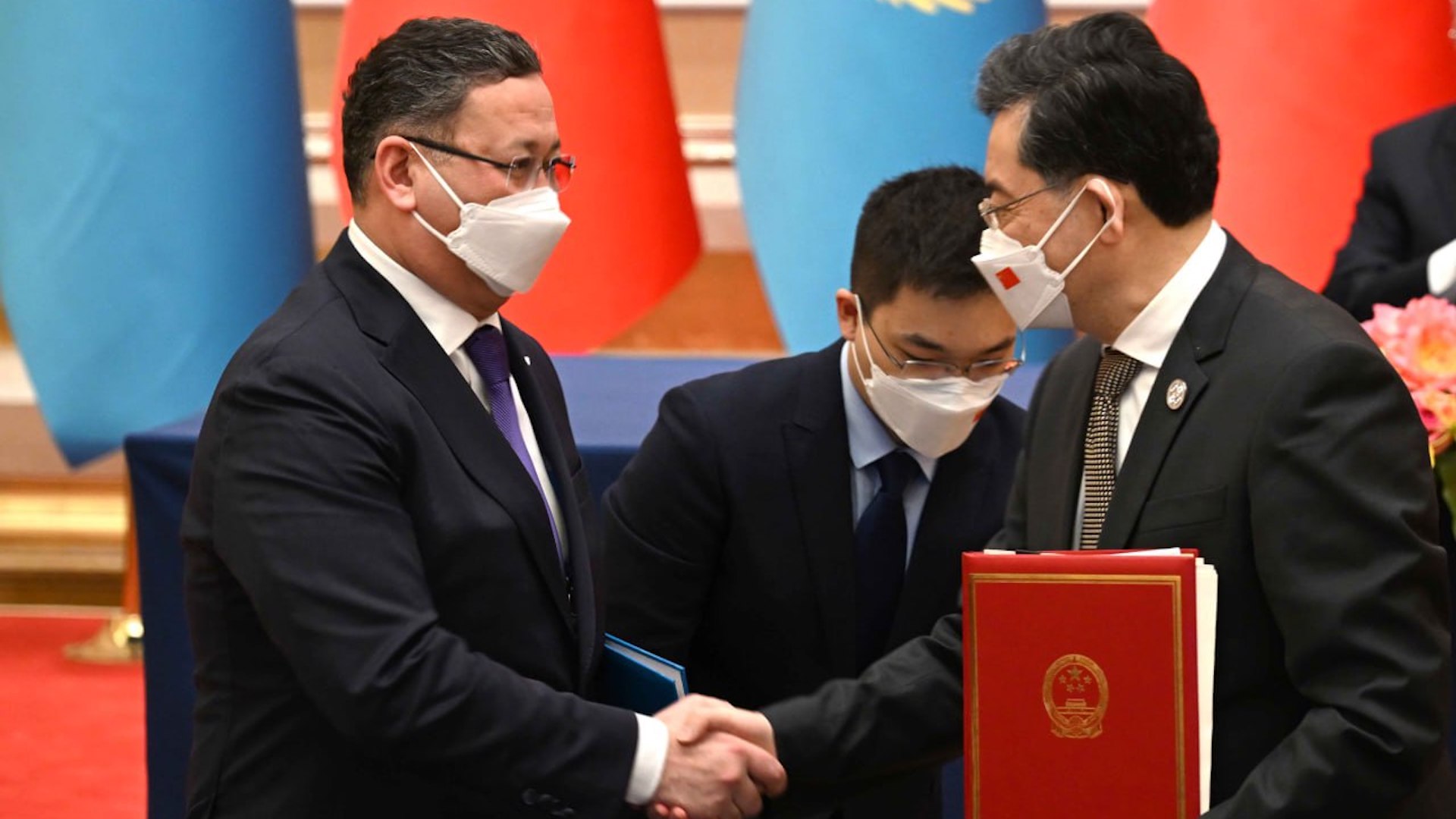 Казахстан и Китай заключают соглашение об отмене виз для туристов и бизнесменов