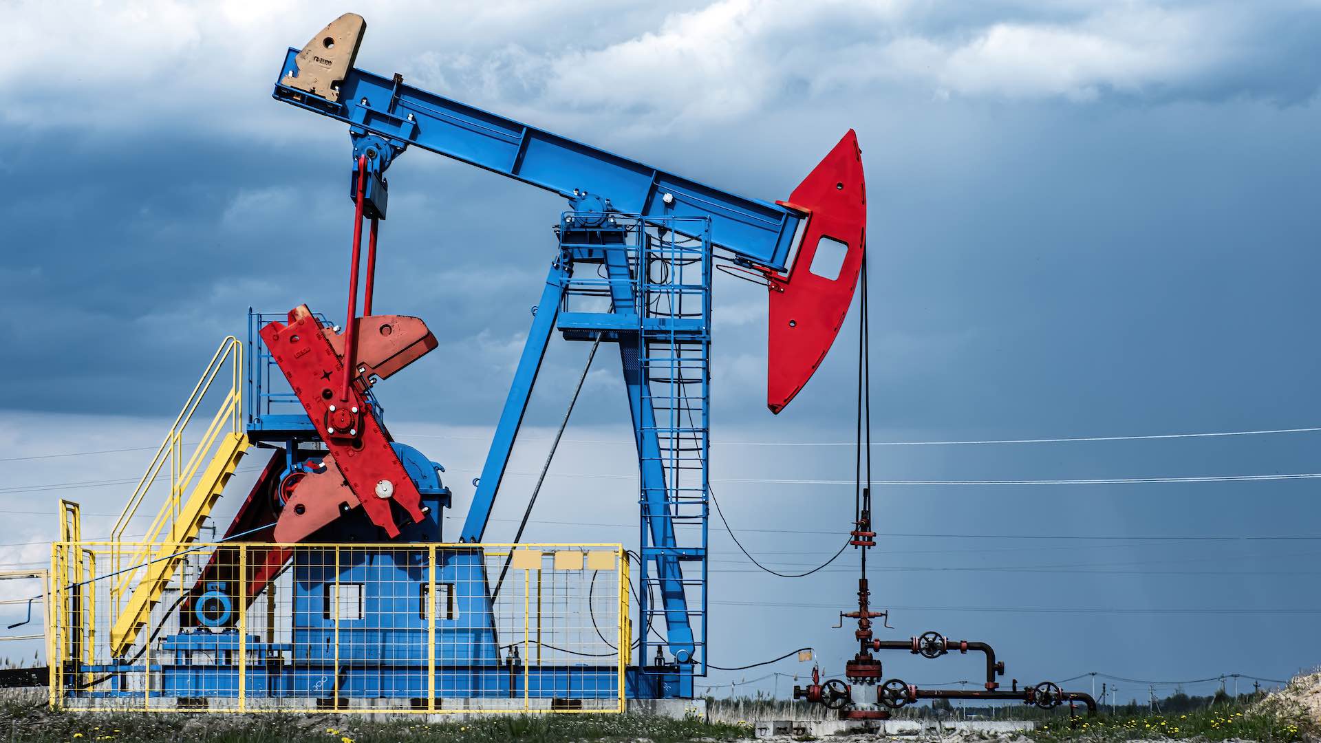 Мировые цены на нефть падают после роста коммерческих запасов в США