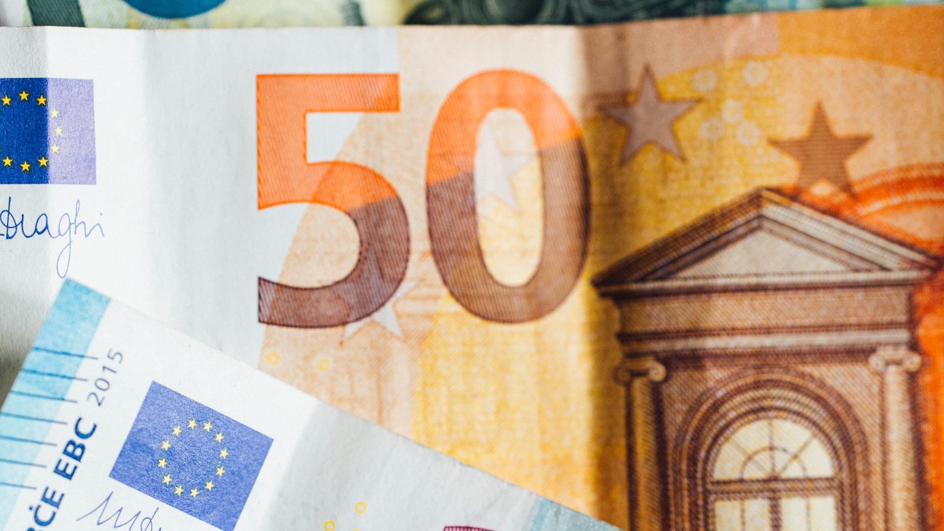 Наблюдается рост курса евро по отношению к доллару после снижения на прошлой неделе