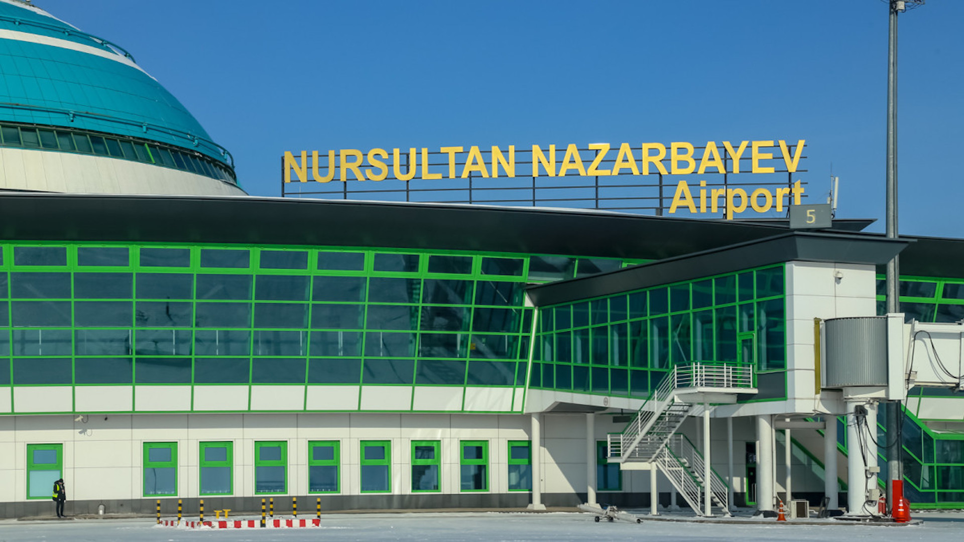 Пассажиры FlyArystan наказаны за неповиновение правоохранительным органам и нецензурную брань в аэропорту Астаны