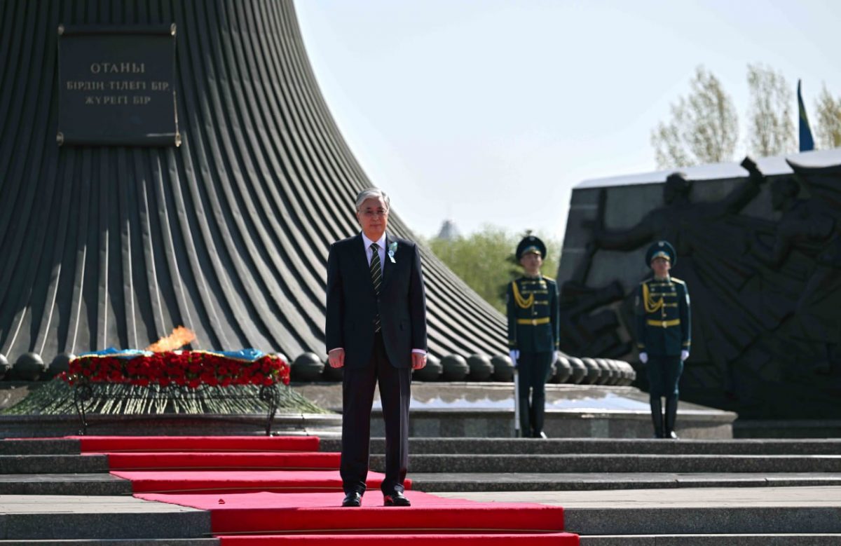 Президент Касым-Жомарт Токаев возложил цветы к монументу «Отан Ана» в День Победы