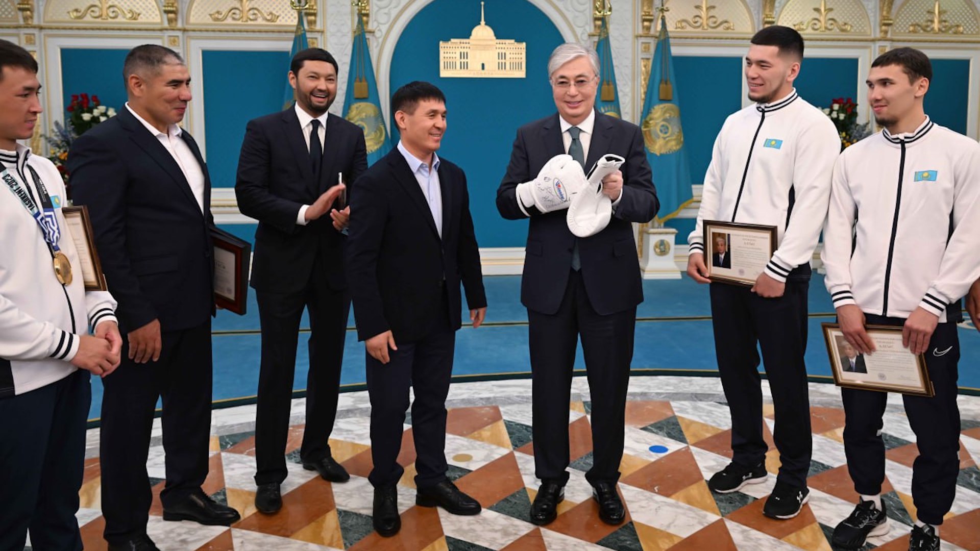 Президент Казахстана встретился с победителями чемпионата мира по боксу