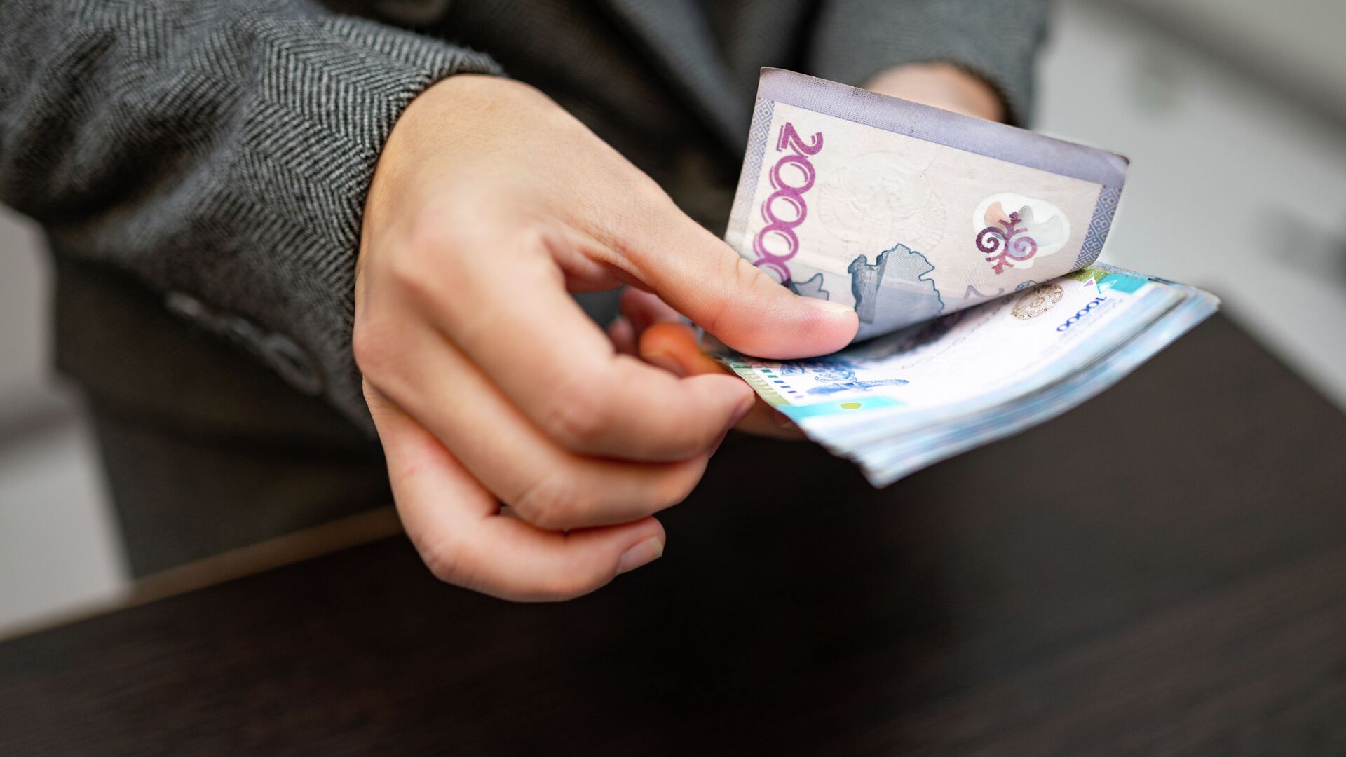 Средневзвешенный курс доллара на бирже в 17:00 составил 449,05 тенге