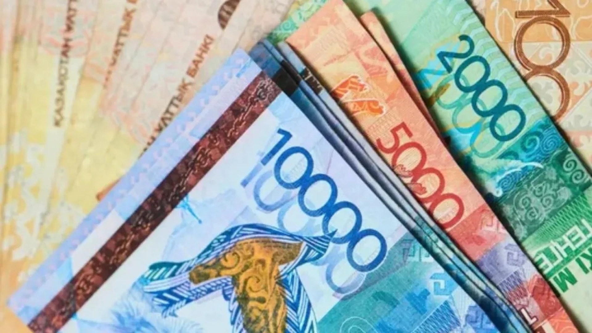 Средневзвешенный курс доллара на KASE в 17:00 составил 449,77 тенге