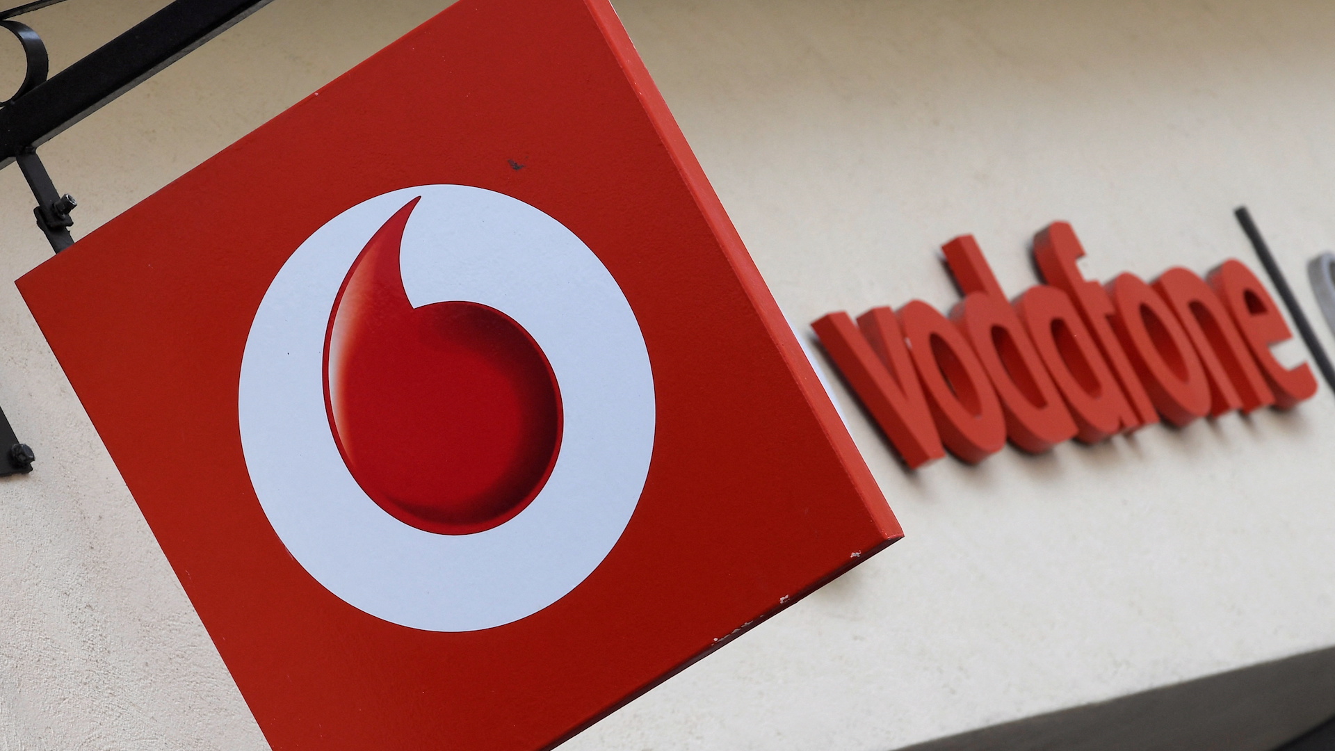 Vodafone сократит 11 000 рабочих мест в связи с падением денежного потока