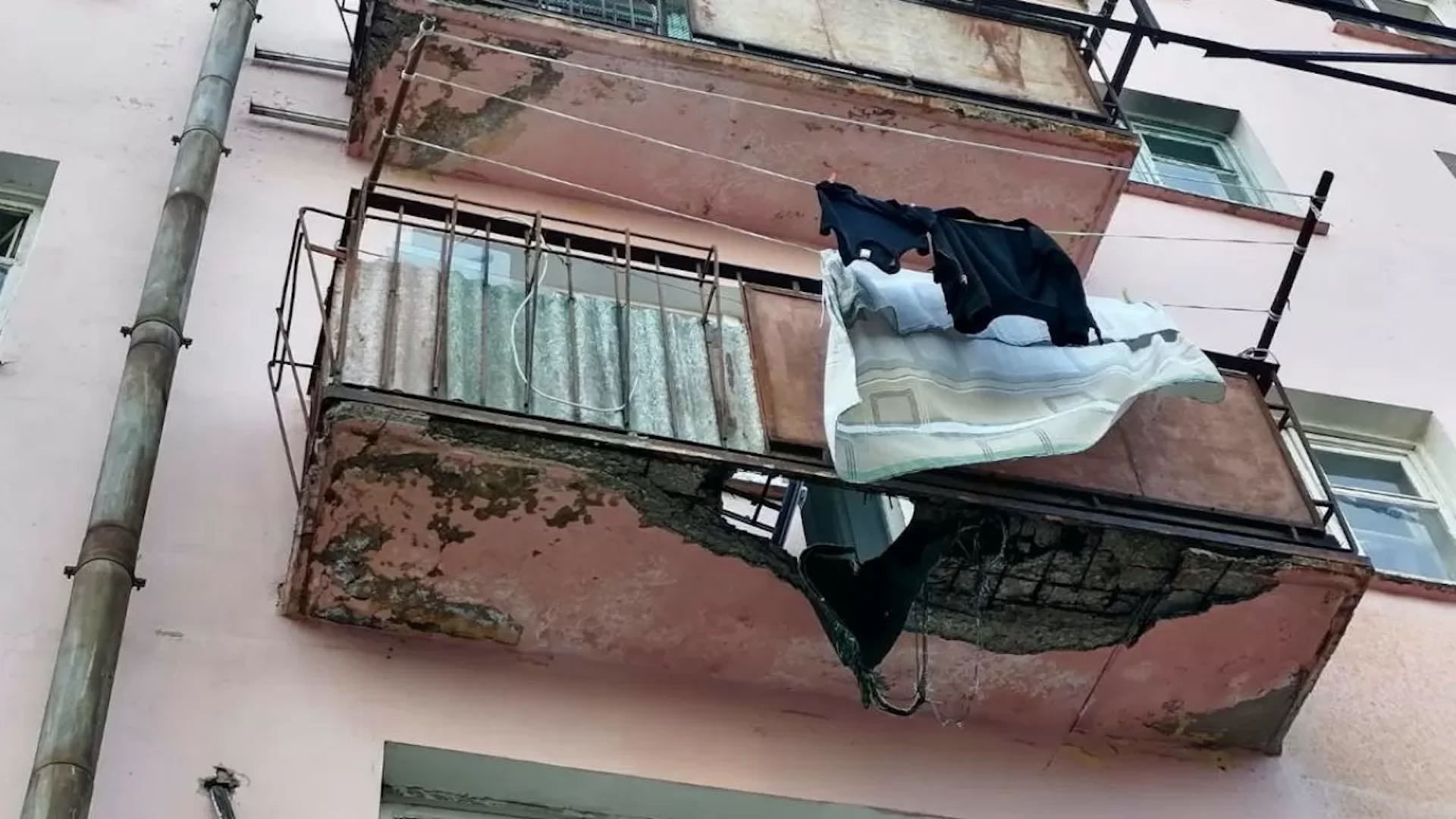 Женщина выжила после обрушения балкона в Усть-Каменогорске