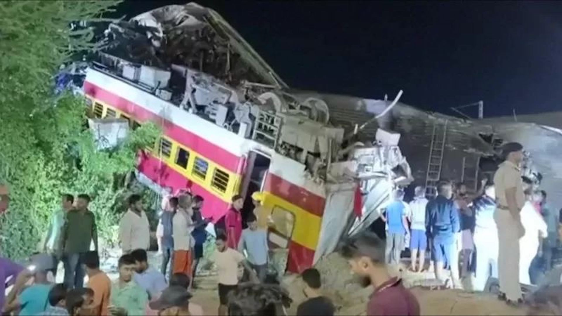 Катастрофа в Индии: более 233 погибших и 900 пострадавших в столкновении поездов