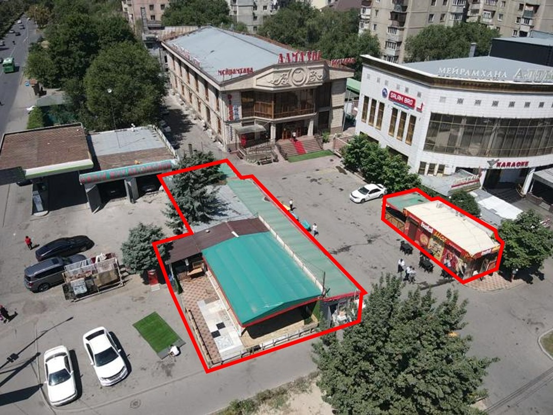 По решению суда в Алматы начат демонтаж летнего кафе с киосками