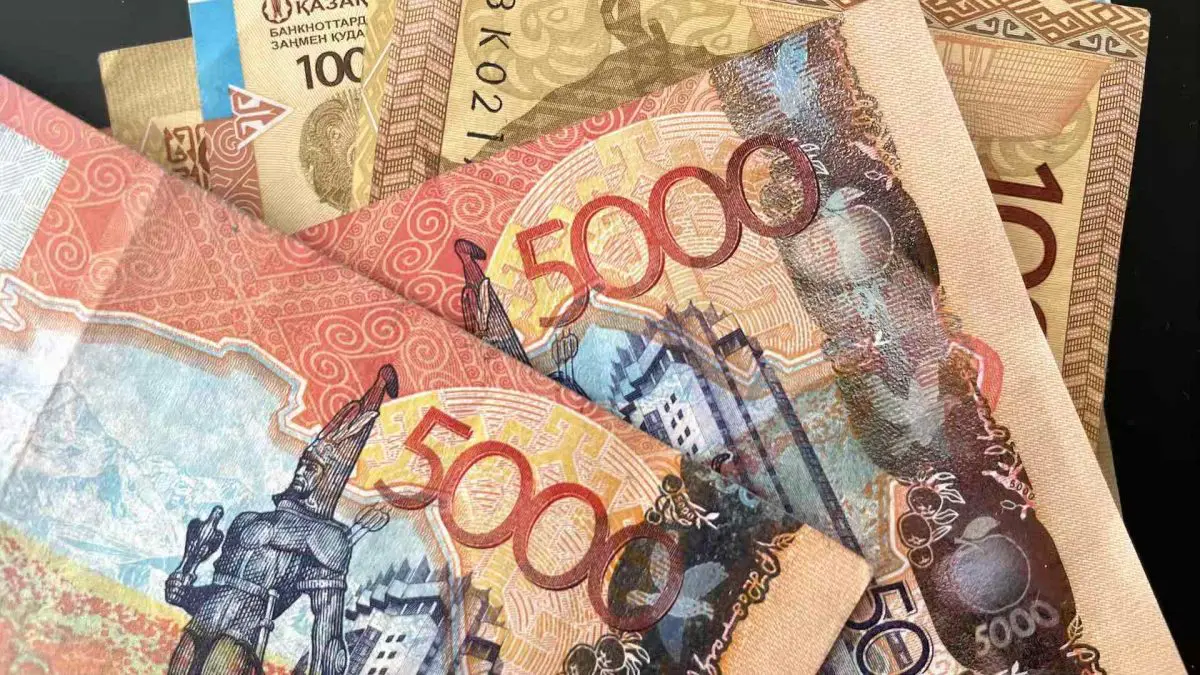 Доллар на KASE в 11:00 продавался около отметки 444,54 тенге